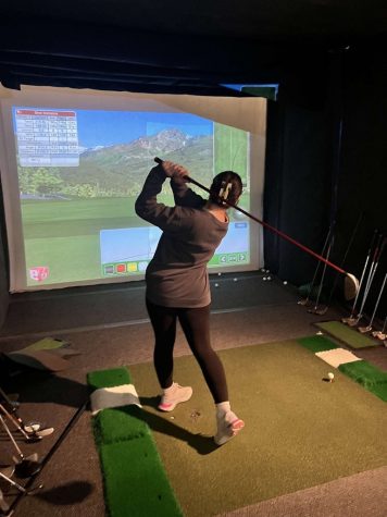Sofia Caloiero learns how to swing a golf club during her first lesson in the simulator. Photo Credit: Lucas Tavares Naief