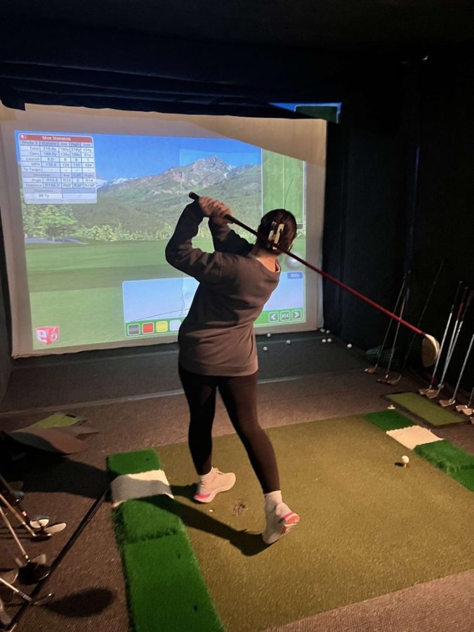 Sofia+Caloiero+learns+how+to+swing+a+golf+club+during+her+first+lesson+in+the+simulator.+Photo+Credit%3A+Lucas+Tavares+Naief