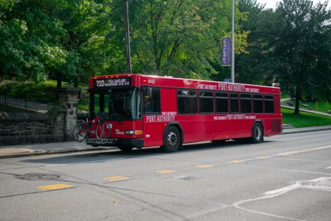 Pittsburgh Regional Transit bus drives by Chatham University. Lilly Kubit/Communiqué