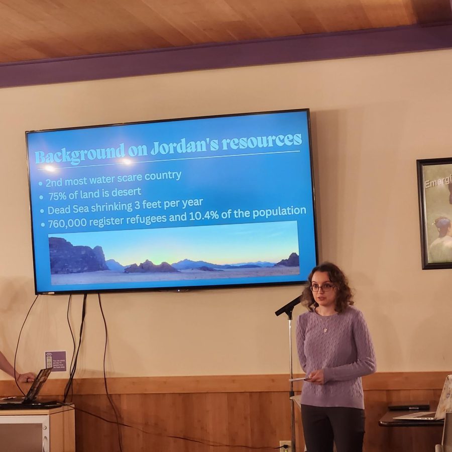  Isabel Smith ‘23 presents on natural resources in Jordan. 
