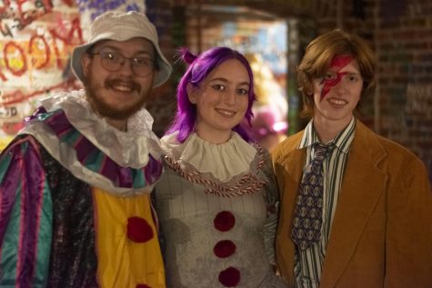 Benji Keeler ‘25, Maggie Vargo ‘25,
and Rae Kraybill ‘25 dressed as Pennywise, Pennywise and
David Bowie.