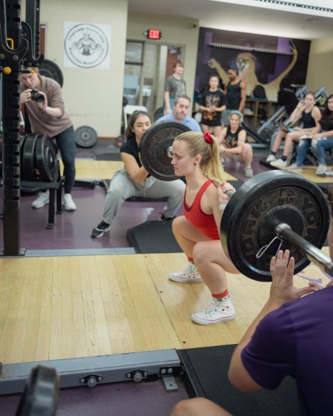 Jessica Brant ‘24 squats during lifting competition.