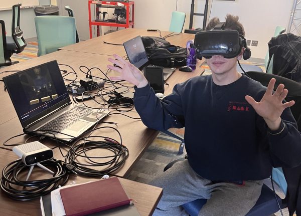 Sam Caloiero ‘26 uses a VR headset in the IMM space.