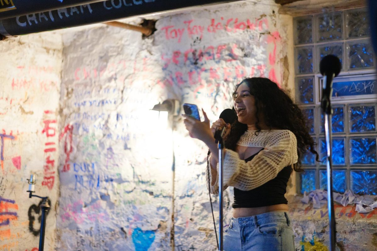 Amirah Butler ‘28 sings at Planned Parenthood’s karaoke night on Sept. 24.