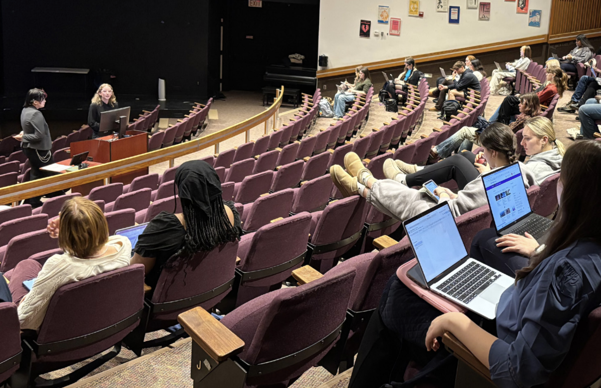 Chatham students update their LinkedIn profiles at an Career Development workshop in collaboration with the Honors Program. 